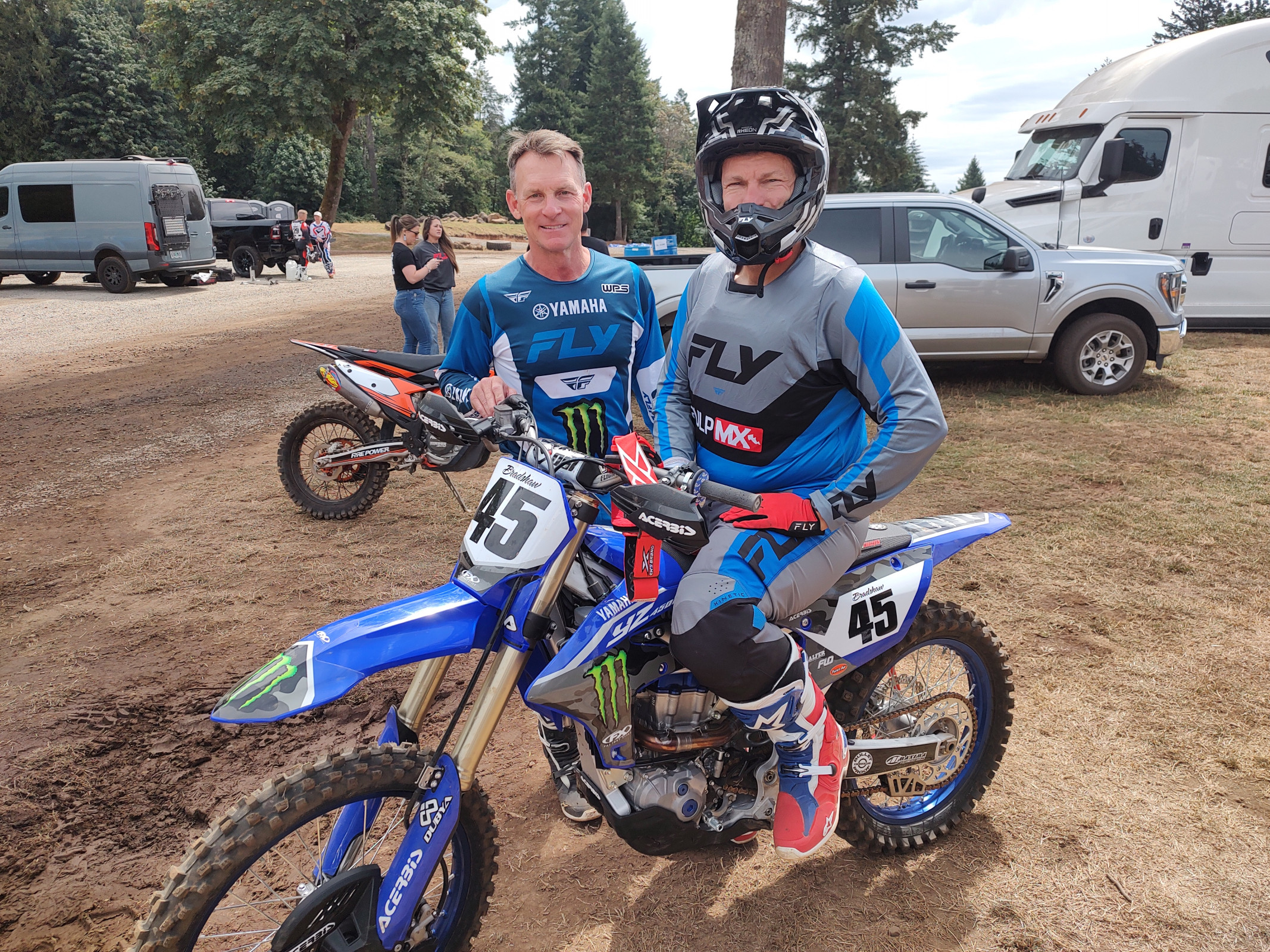 Damon Bradshaw and Steve Matthes. Matthes' starts weren't any better on Bradshaw's bike.