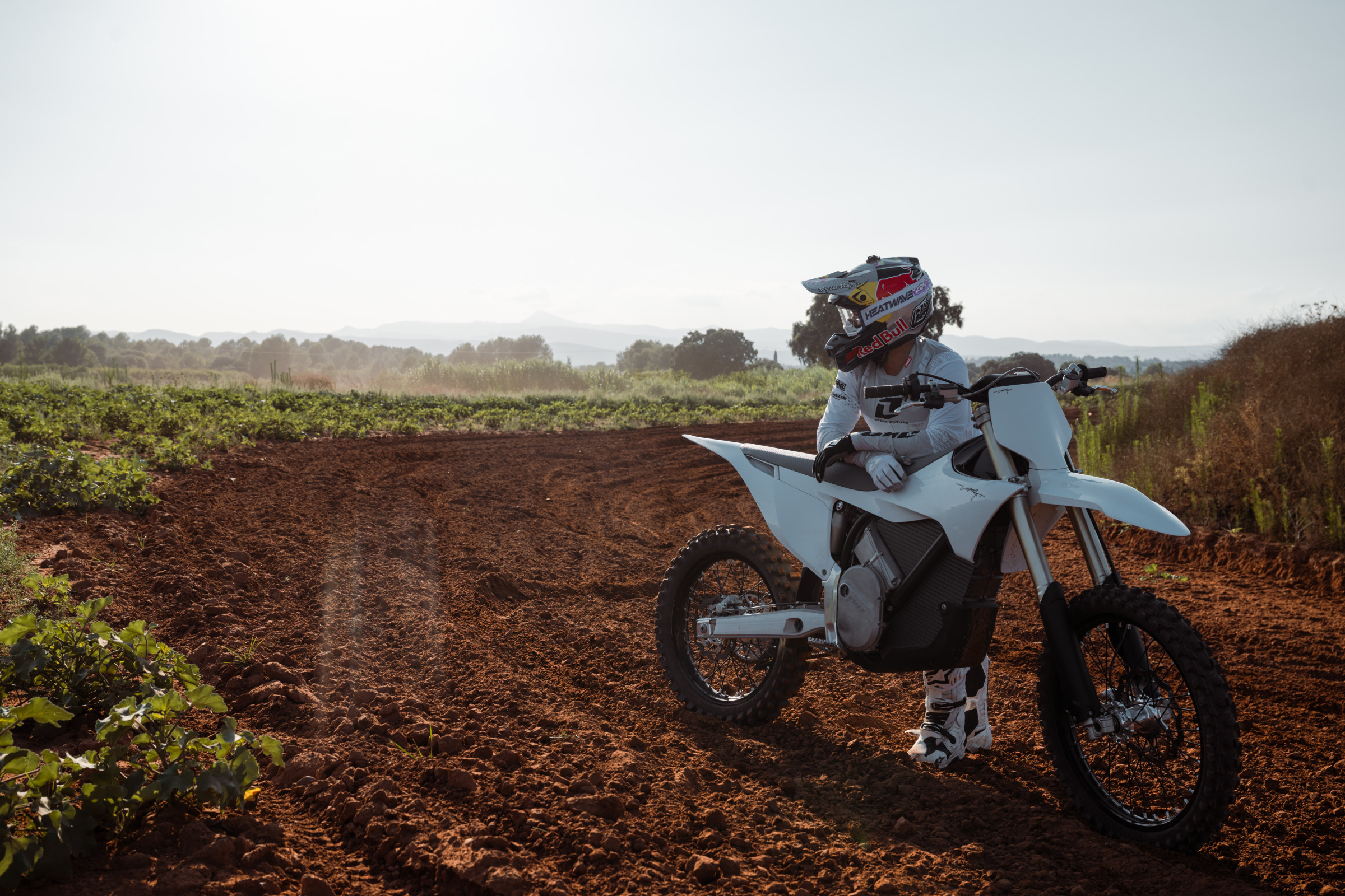 250715_MX1.2RedSands_VARG MX1.2_Lifestyle_@syovanvliet_1082_HR