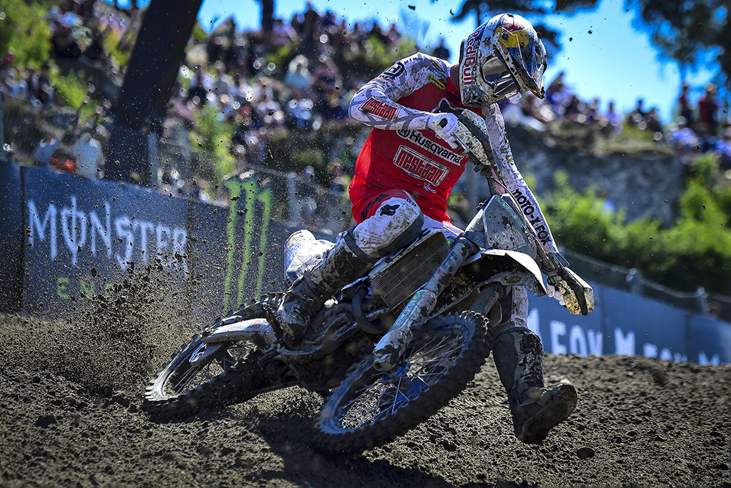 De Wolf had to come from behind in both motos and ended up with 3-3 scores. He's trying to claw back points on Längenfelder.