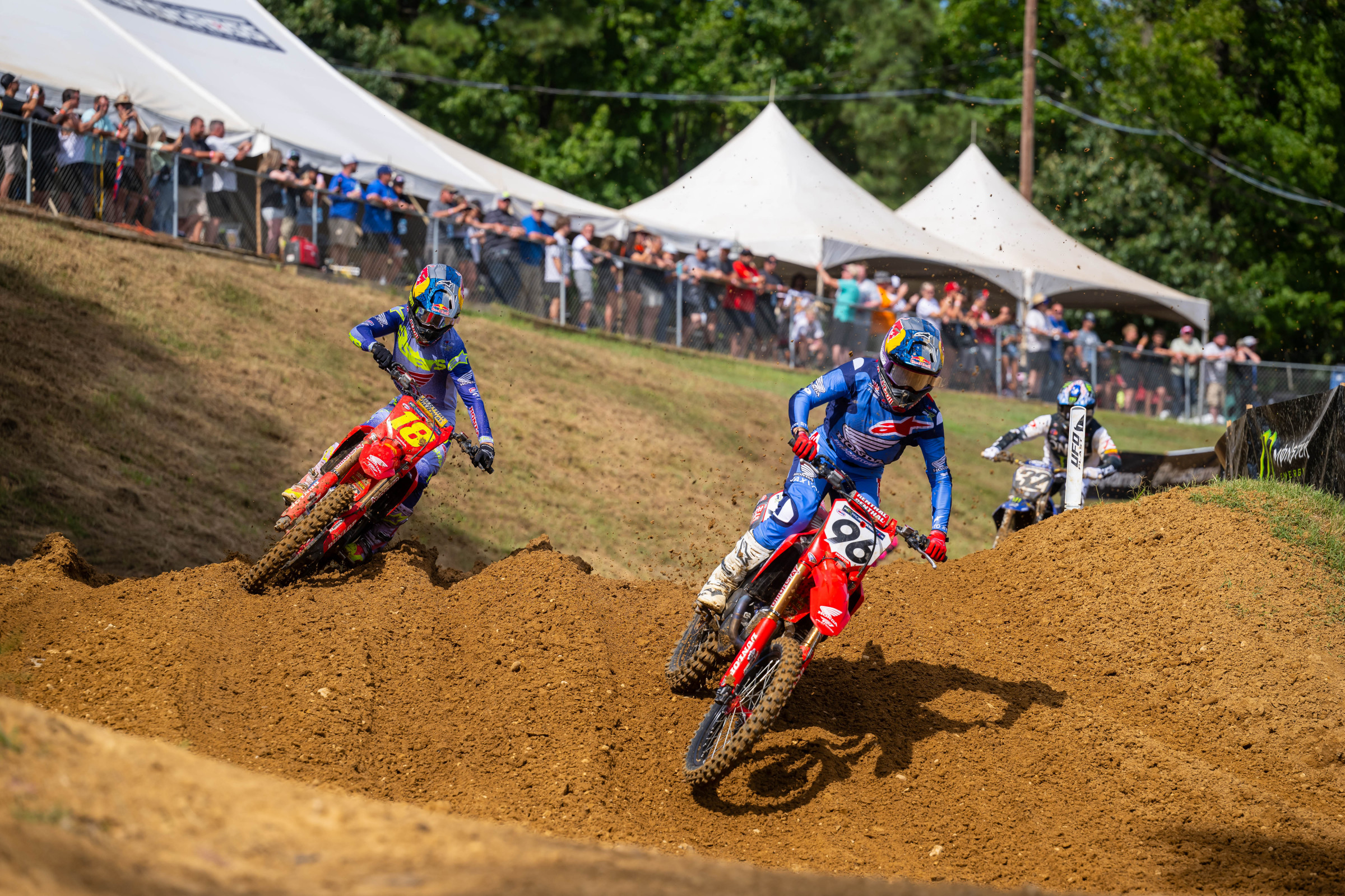 Hunter Lawrence was able to hold off Jett for the moto 2 win at Budds Creek. 