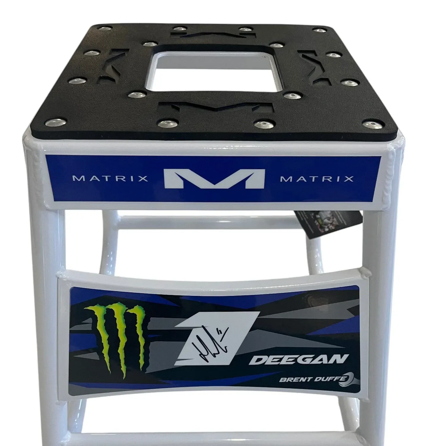 099_DEEGAN_STAND_AUTO-Photoroom