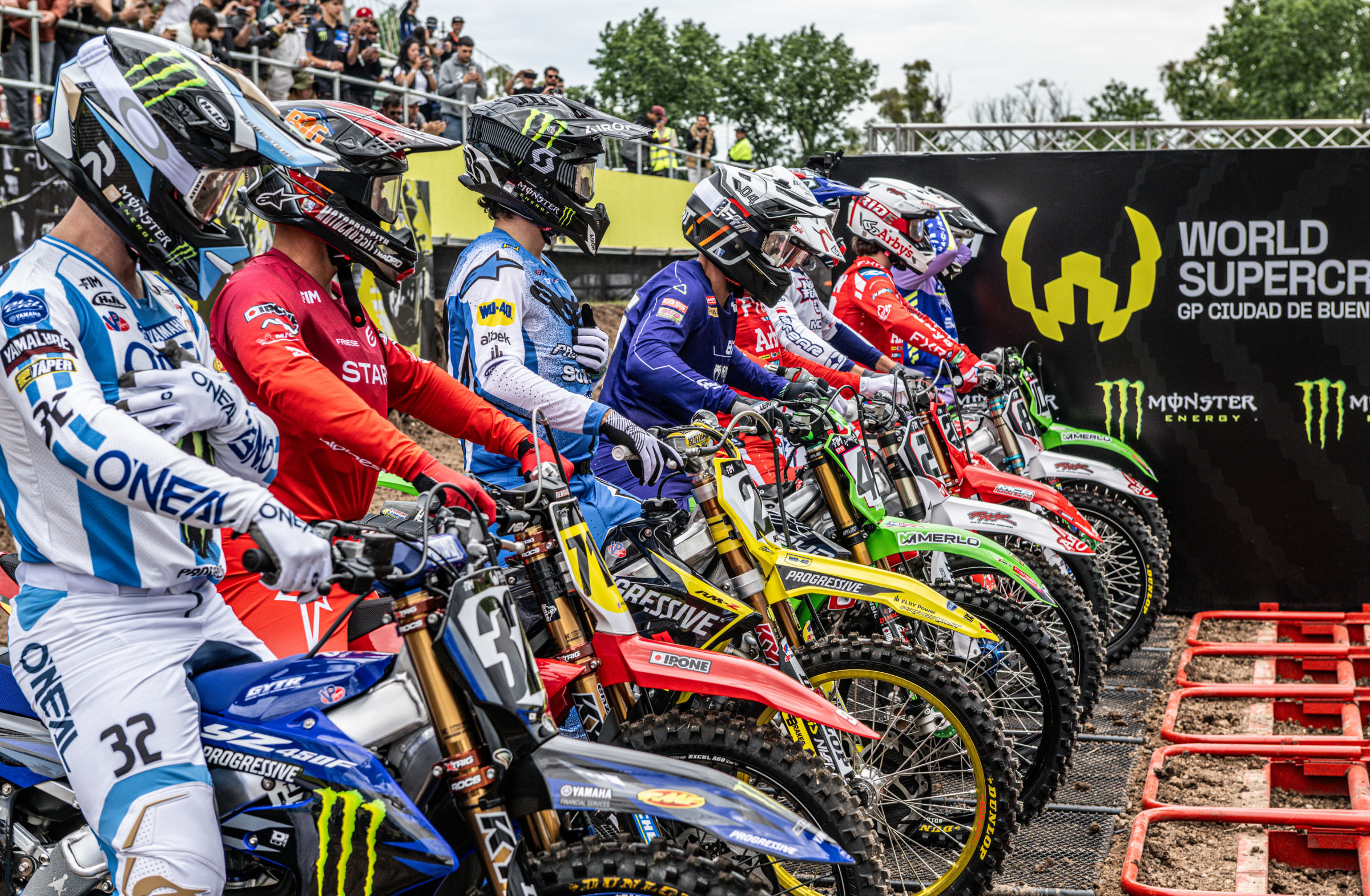 The SX1 riders about to roll out. Note the yellow plate on the Stark next to Justin Cooper's number 32. The electric bikes struggled in their debut but no doubt lessons will be learned.