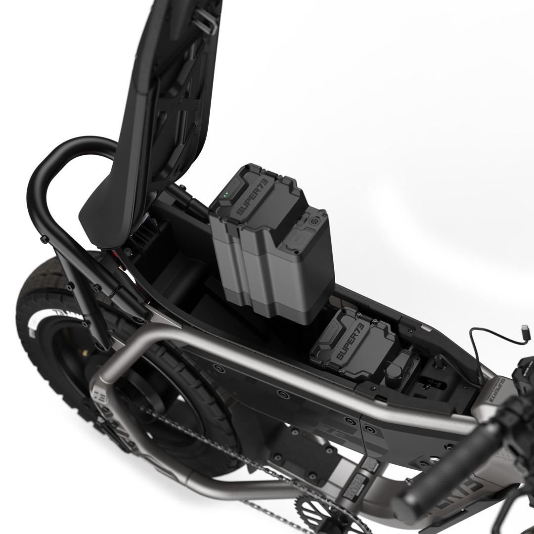 SUPER73_MZFT27__TitaniumOre_DetailAdditionalBattery_1080x1080