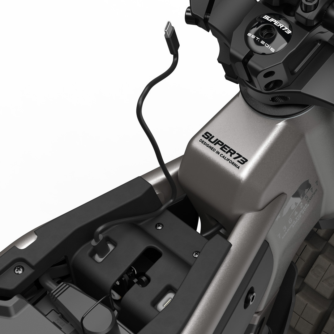 SUPER73_MZFT27__TitaniumOre_DetailUSBC_2_1080x1080