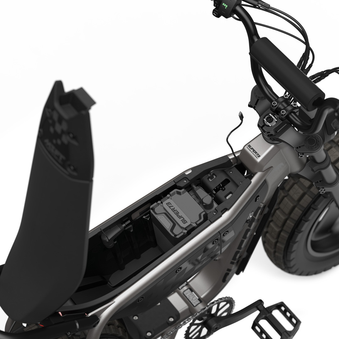 SUPER73_MZFT27__TitaniumOre_DetailUSBC_1080x1080