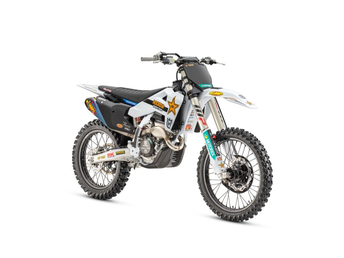 196411_MY26 HQV FC-250 FACTORY EDITION_45_Front_ri