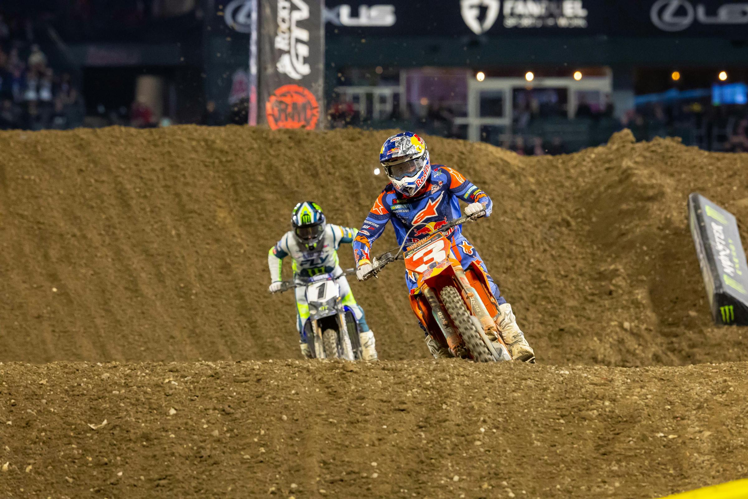 Later in the race Webb put the press on Tomac. 