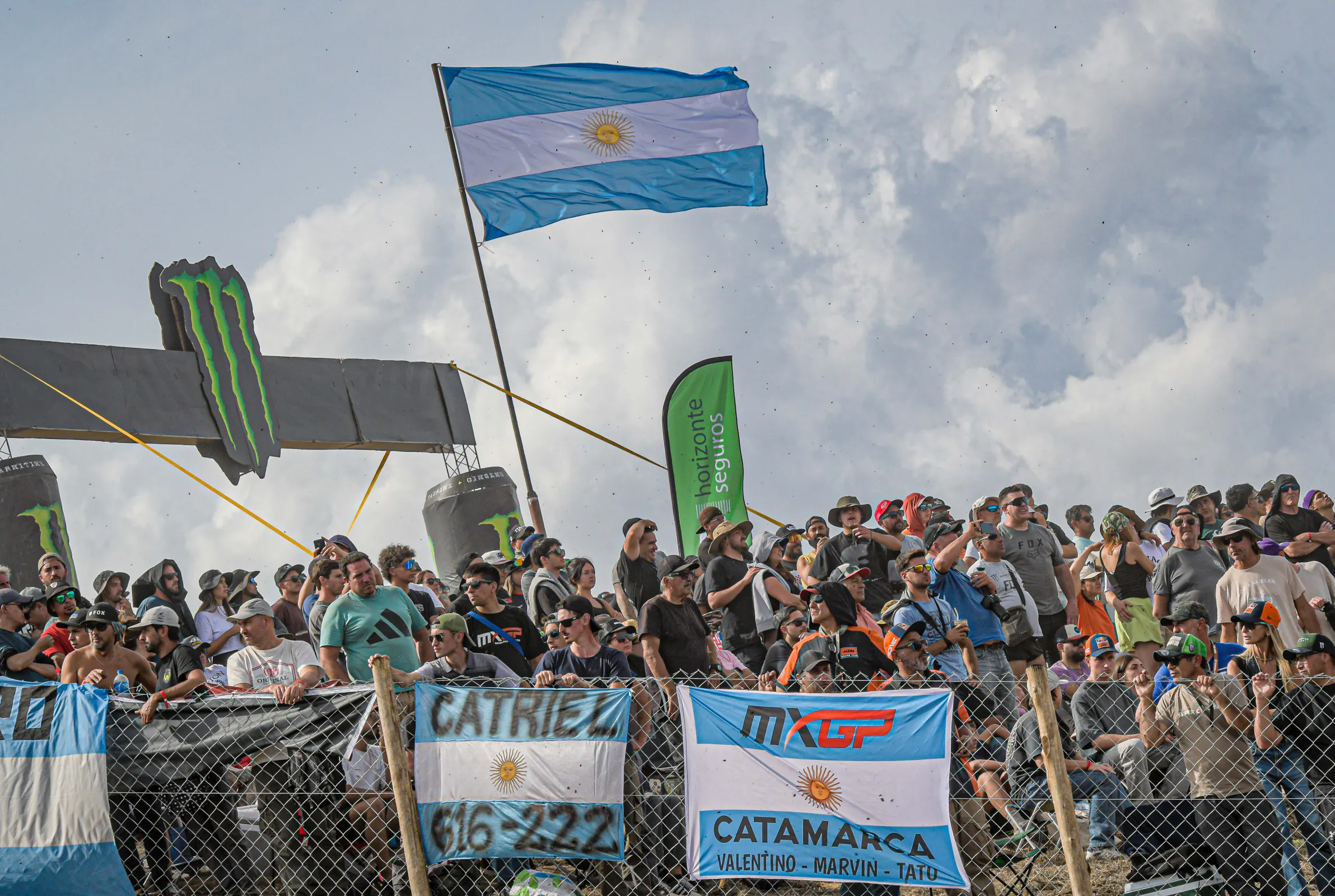 200 argentinian crowd