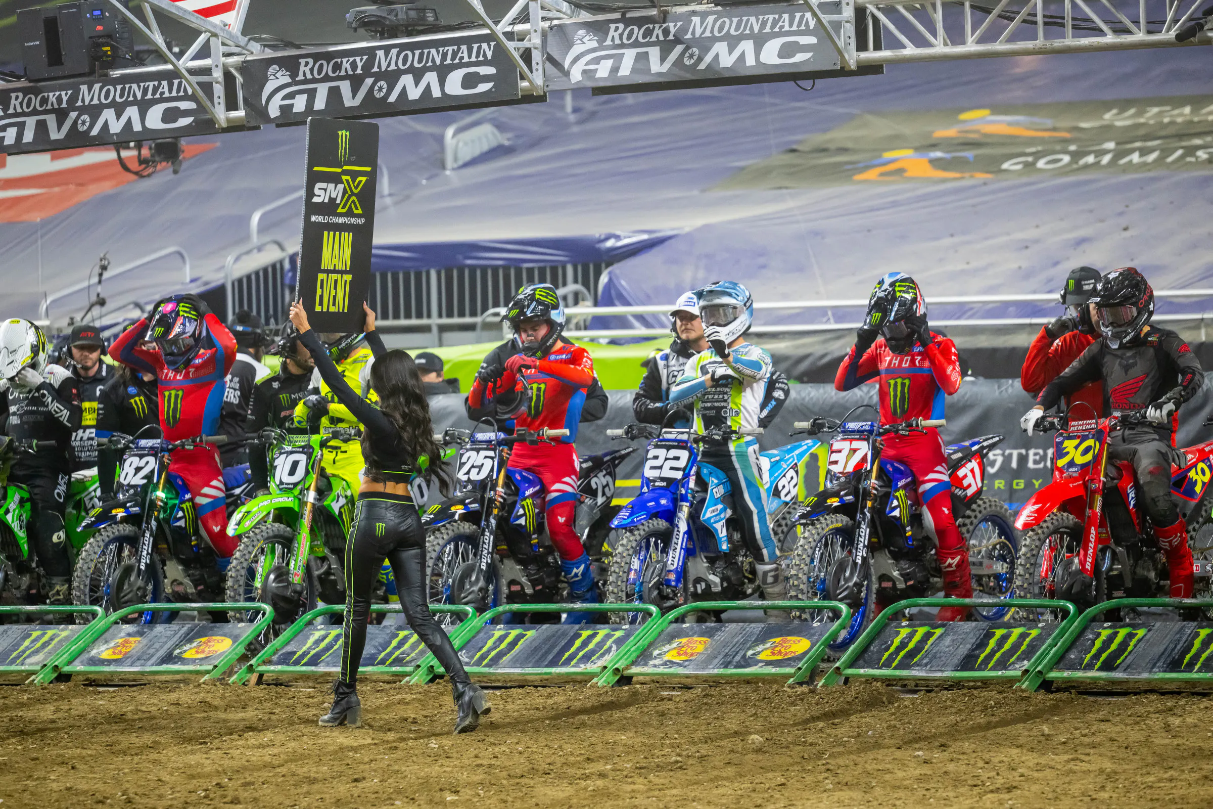 Watch: Cole Davies Goes One Handed Off the Start at Detroit!