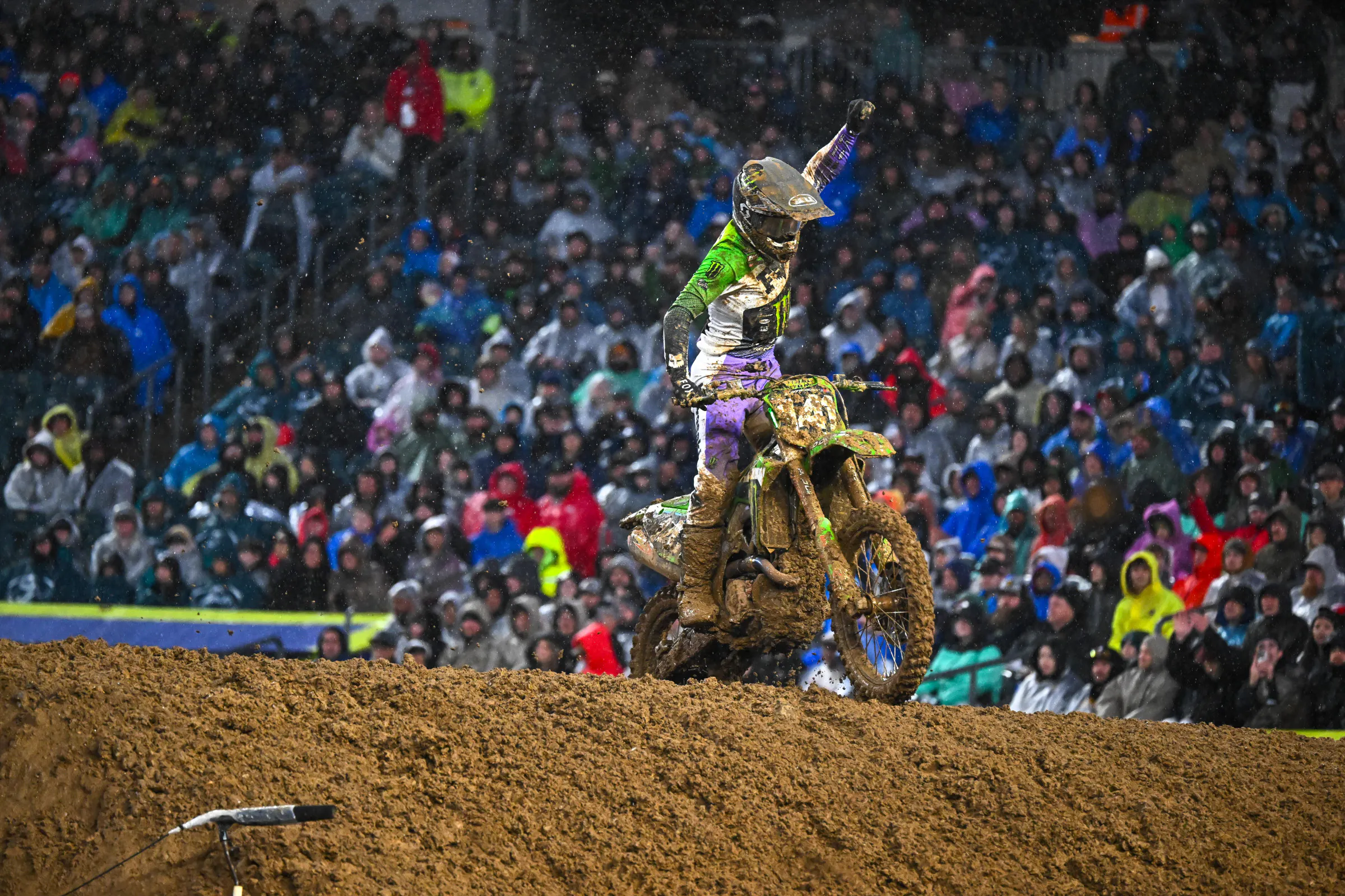 Nick Romano wins the first heat in the Philly mud!