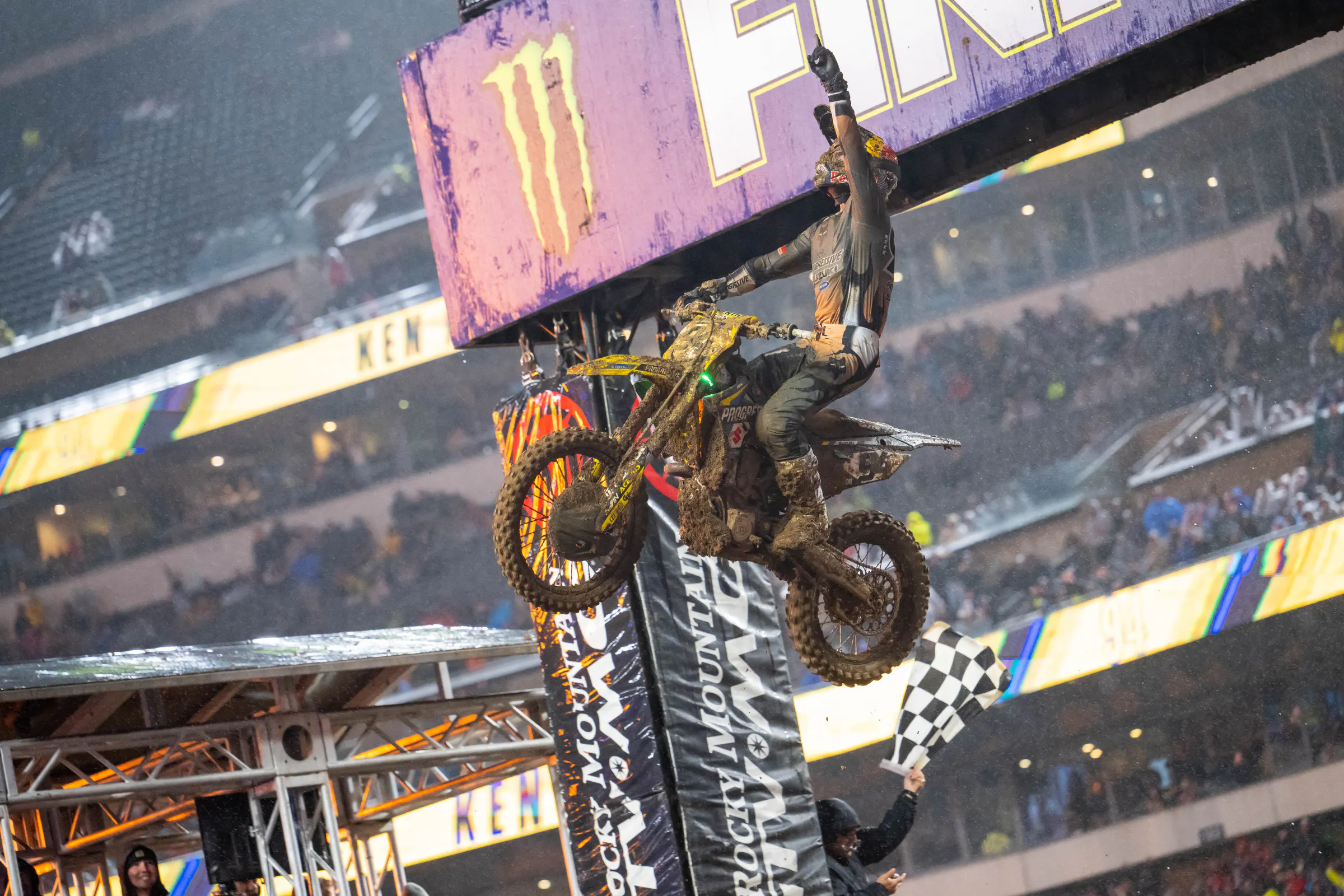 Ken Roczen now holds a four-point lead over Hunter Lawrence.