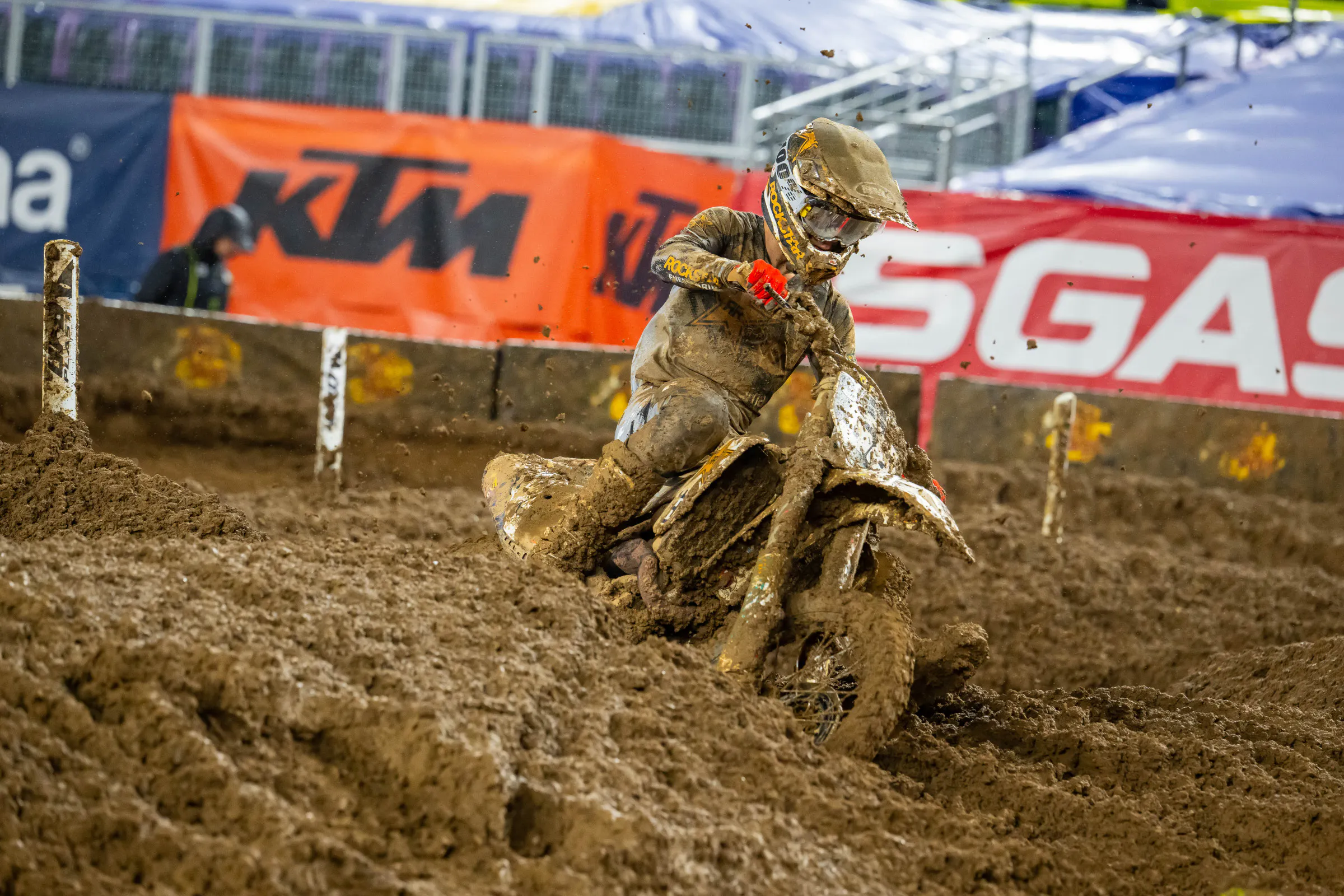 Bennick's red gloves stood out in the brutal conditions in Philadelphia.&nbsp;