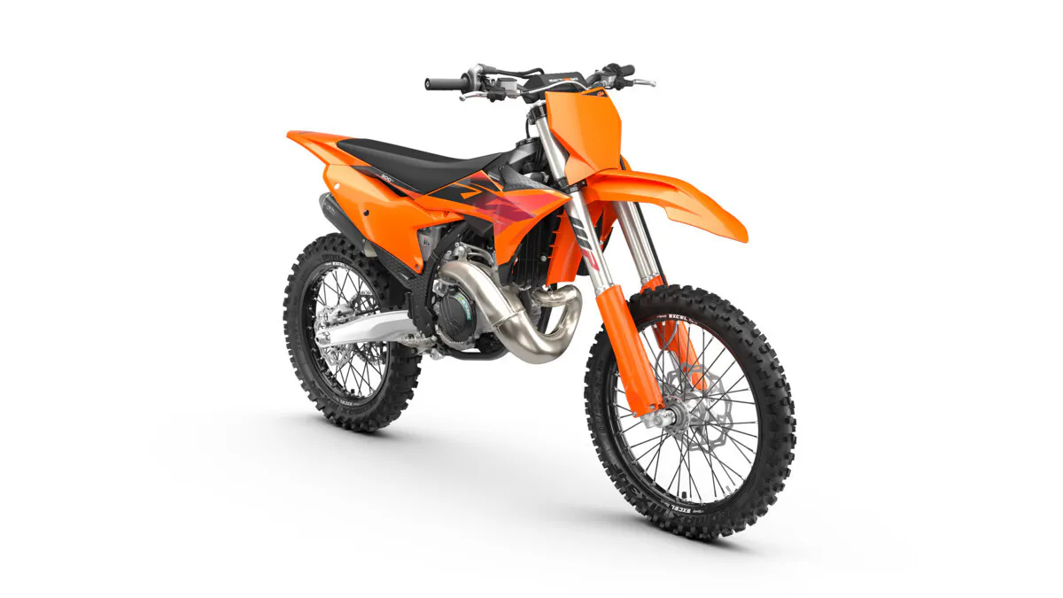 737599_MY27 KTM 300 SX-right-front-view_Studio_STUDIO
