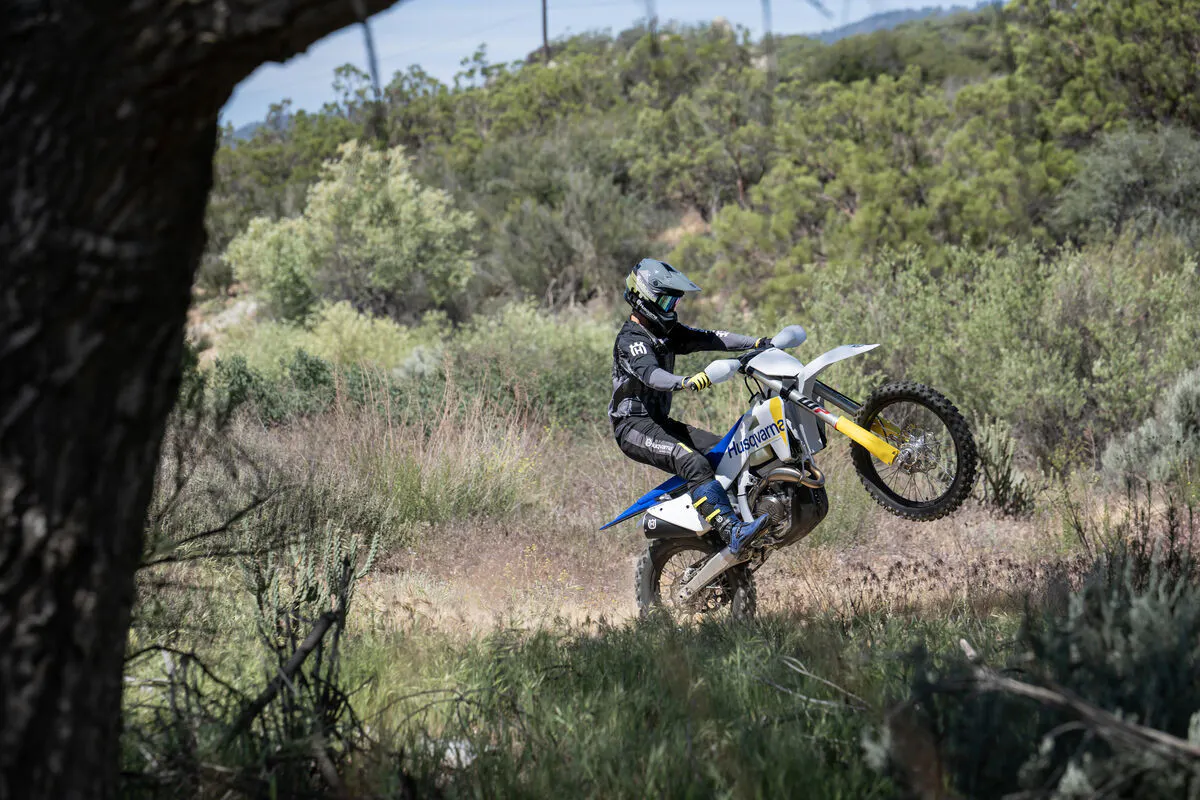 203904_FX 350 2027 - Action