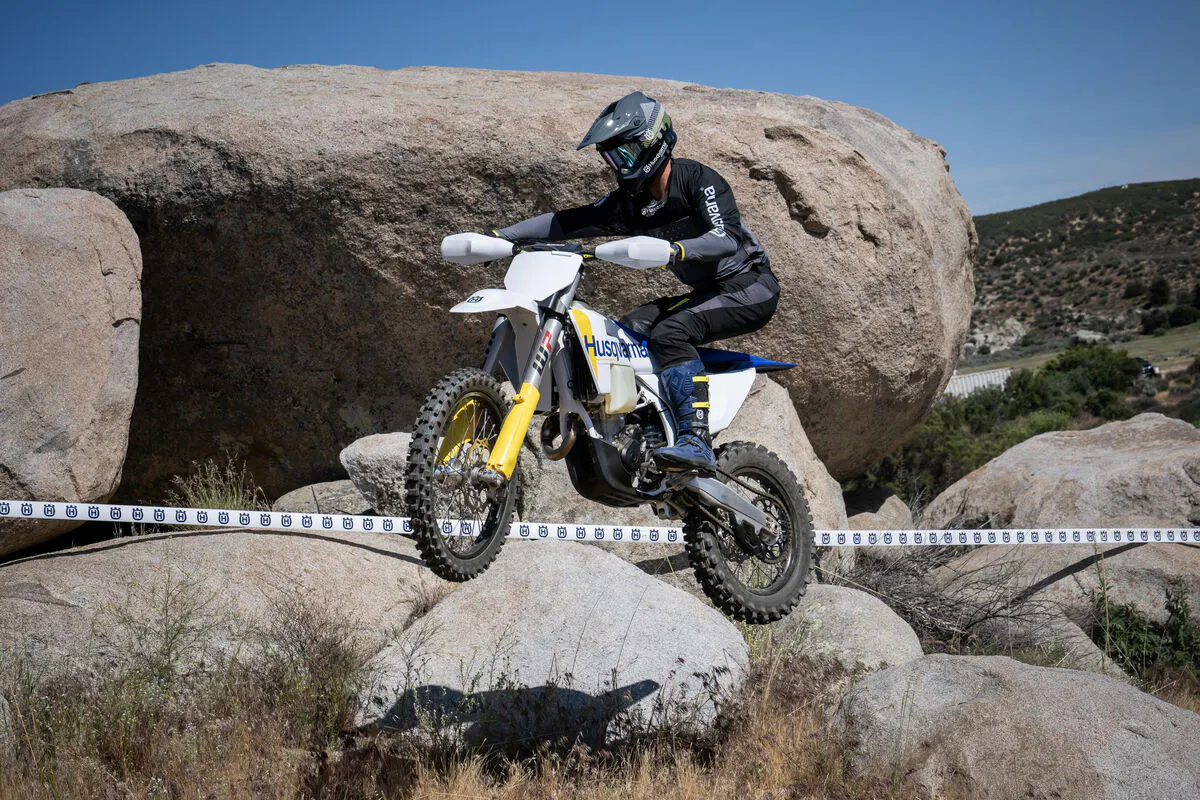 203908_FX 350 2027 - Action