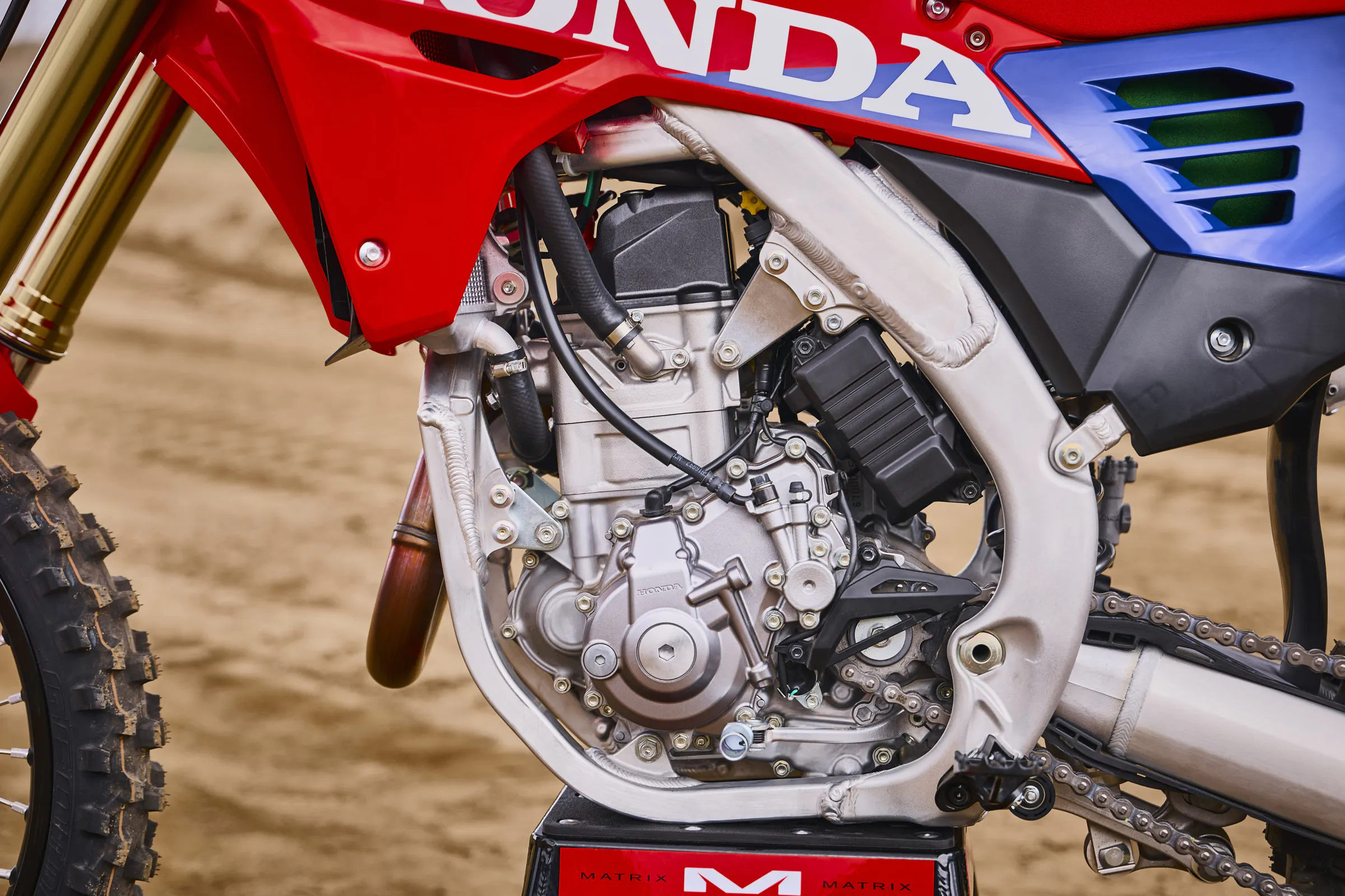 27 Honda CRF450R_engine left